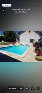 a screenshot of a picture of a swimming pool at Le bureau in Digoin