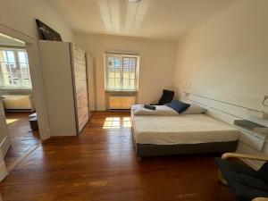 a bedroom with two beds in a room at Apt4 - Ferienwohnung Brötzingen 3 OG in Pforzheim
