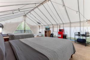 TV a/nebo společenská místnost v ubytování Furnished Glamping Tent/River Access/2 Queen Beds