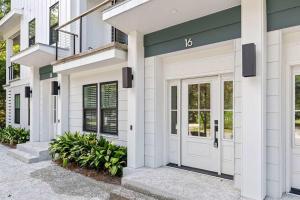 ein Haus mit einer weiß-grünen Haustür in der Unterkunft Sincerely Shem III- 7 min to beach and dtwn CHS in Charleston