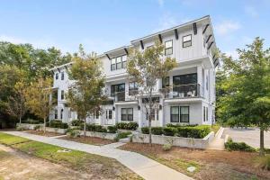 ein weißes Gebäude mit Bäumen davor in der Unterkunft Sincerely Shem III- 7 min to beach and dtwn CHS in Charleston