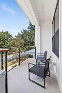 zwei Stühle auf der Veranda eines Hauses in der Unterkunft Sincerely Shem III- 7 min to beach and dtwn CHS in Charleston