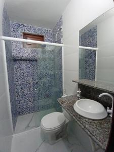 un bagno con wc, lavandino e doccia di Casa aconchegante emTabatinga Beach Nisia Floresta RN a Nísia Floresta
