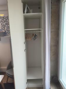 カーンにあるCharmant studio quartier Vaucelles à Caenの白い冷蔵庫(ドアは部屋に開きます)