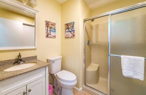 Ένα μπάνιο στο K1410 Loggerhead Landing - Oceanside Condo Just Steps to the Beach! +24 φωτογραφίες