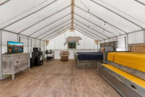 Χώρος καθιστικού στο Furnished Glamping Tent/Red River Access/King Bed