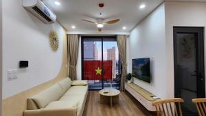 a living room with a couch and a tv at Căn hộ 12A11 Chung cư Sentosa Sky Park - Hải Phòng in An Khê