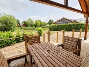 Thorpe on the HillにあるThe Lilac Owlの木製のベンチ