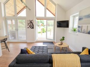Thorpe on the HillにあるThe Lilac Owlのソファとテーブルのあるリビングルーム