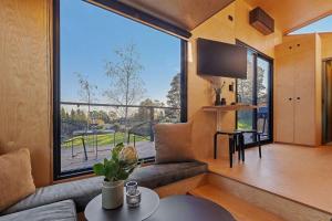 ein Wohnzimmer mit einem großen Fenster in einem Haus in der Unterkunft Tiny Grace - Boutique Yarra Valley Accommodation in Healesville