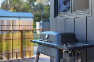 ein blauer Toaster auf einem Tisch neben einem Fenster in der Unterkunft Tiny Grace - Boutique Yarra Valley Accommodation in Healesville + 14 Fotos