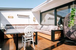 Χώρος καθιστικού στο Sea View Flat w Terrace and Jacuzzi