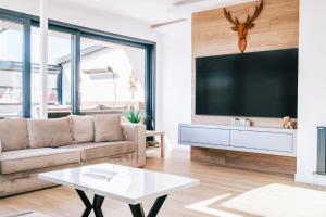 Χώρος καθιστικού στο Sea View Flat w Terrace and Jacuzzi