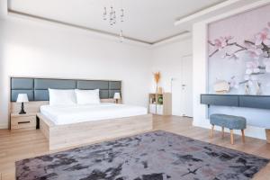 Ένα ή περισσότερα κρεβάτια σε δωμάτιο στο Sea View Flat w Terrace and Jacuzzi