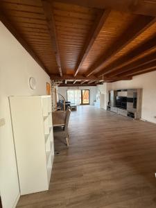 Φωτογραφία από το άλμπουμ του HEU1- Spacious-City Apartment with Terrace in Heusenstamm σε Heusenstamm