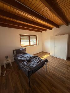 Gambar di galeri bagi HEU1- Spacious-City Apartment with Terrace in Heusenstamm di Heusenstamm