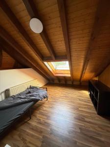 Gambar di galeri bagi HEU1- Spacious-City Apartment with Terrace in Heusenstamm di Heusenstamm
