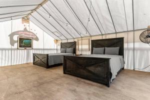 Posezení v ubytování Furnished Glamping Tent/River Access/2 Queen Beds + 19 fotografií