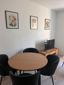 托伦Apartament Flora的有桌椅和电视的房间