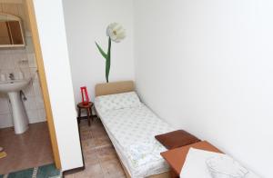 łazienka z ławką z kwiatem na ścianie w obiekcie Apartments Rosanna w Rovinj +37 zdjęć