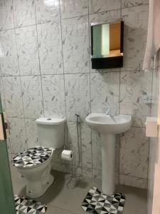 un bagno con un water e un lavandino di Chalé cabana de ferro a Alto Paraíso de Goiás