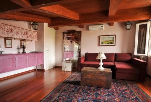 A seating area at B&B Zelmirà