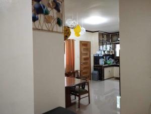 eine Küche und ein Esszimmer mit einem Tisch und einem Esszimmer in der Unterkunft SMB place in Padada