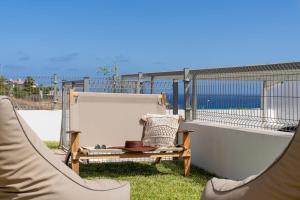 eine Hängematte und ein Stuhl auf dem Balkon in der Unterkunft MarAnteMar Refuge between Sea and Tranquillity in Pontinhas