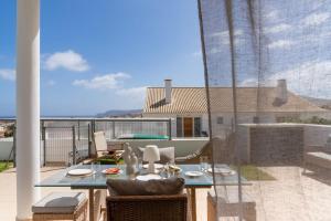 eine Terrasse mit Tisch und Stühlen auf einem Balkon in der Unterkunft MarAnteMar Refuge between Sea and Tranquillity in Pontinhas + 21 Fotos