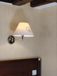 eine Lampe an der Wand mit einer Lampe darauf in der Unterkunft Hotel Havane Opera in Paris