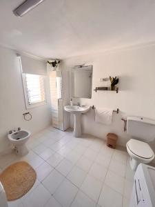 Koupelna v ubytování Lo Corner House + 23 fotografií