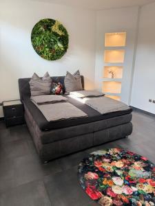 eine Couch in einem Wohnzimmer mit einem Blumenteppich in der Unterkunft City Apartment 1 in Bad Nenndorf