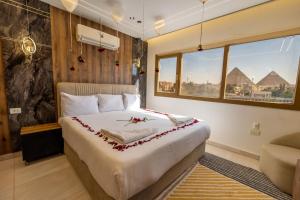 een slaapkamer met een groot bed met bloemen erop bij The Muse Luxury View Hotel in Caïro