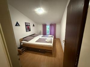 Ένα ή περισσότερα κρεβάτια σε δωμάτιο στο Apartman Nada Krk