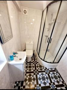 a bathroom with a toilet and a sink and a shower at Kent 1 bedroom apartment 2 mins walk to Gravesend Station & Town Centre in Gravesend