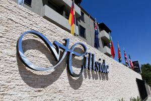 温特和克Hillside Accommodation的建筑一侧的标志,带有旗帜