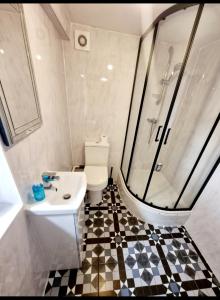 a bathroom with a toilet and a sink and a shower at Kent 1 bedroom apartment 2 mins walk to Gravesend Station & Town Centre in Gravesend