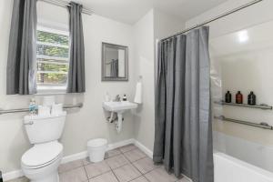 Ένα μπάνιο στο Rose Drive Roost 2 +35 φωτογραφίες