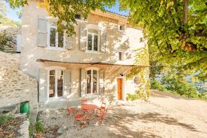 an old house with chairs in front of it at Domaine des Druides in Apt