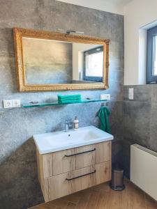 Koupelna v ubytování Waldoase im Nationalpark Eifel für 7 Gäste und max 2 Hunde in 1A Lage + 21 fotografií