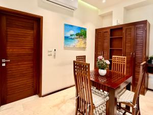 a dining room with a wooden table and chairs at Boutique Hotel Casa Grande, Mango Tango Suite in Santo Domingo
