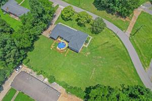 an overhead view of a house with a pool at Bethany A American Retreat in Rideout Village