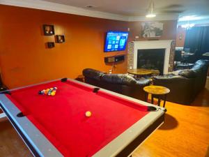 アトランタにあるAmazing Large 3 Bed house with King Bed less than 10 miles to DTWNのリビングルーム(ビリヤード台付)