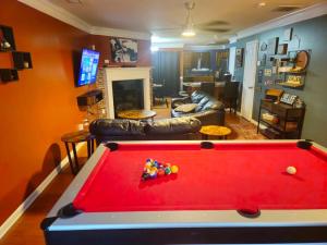 アトランタにあるAmazing Large 3 Bed house with King Bed less than 10 miles to DTWNのリビングルーム(赤いビリヤード台付) +35枚の写真