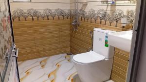 a bathroom with a toilet and a sink at Ella Sunrise Villa in Ella