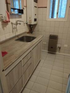 eine Küche mit Spüle und Fenster in der Unterkunft Oceana Suites Casas del Sur in Barrio Almirante Brown