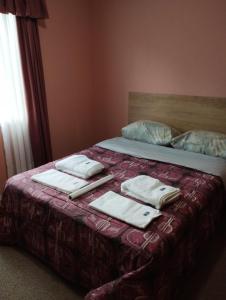ein Bett mit Handtüchern und gefalteten Handtüchern darauf in der Unterkunft Oceana Suites Casas del Sur in Barrio Almirante Brown