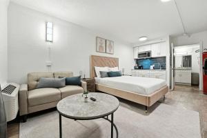 Llit o llits en una habitació de Centro Flats 339 I Comfy and Spacious Studio 17 fotos més