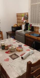 O bucătărie sau chicinetă la Appartement climatisé avec jardin +2 fotografii