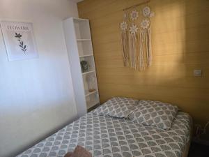 Ένα ή περισσότερα κρεβάτια σε δωμάτιο στο Holidays & Cures Apartment